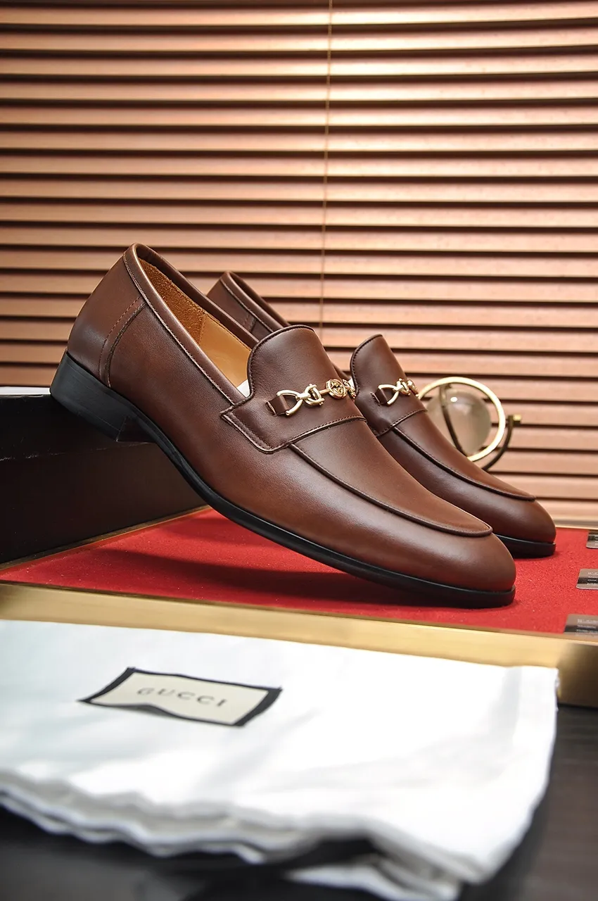Men's shoes💰500💶Italy's top luxury men's shoe giant (GUCCI) (Gucci) (full cowhide lining) new arrival🍃Original European style🔰 Pleasant to the eye😍In order to make the shoes more durable and non-deformable🌀The production continues to follow traditional methods but there is still no lack of innovation💪Choose original sheepskin for the leather♻️ Smooth and natural And extra bright ⭐Made of imported cowhide, the first choice of rich people 38-45 (45 customized)